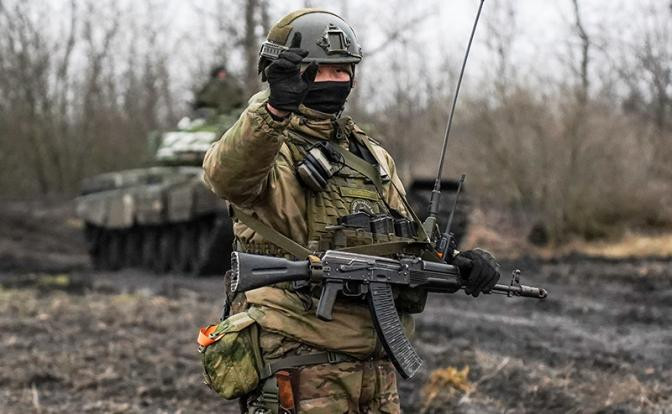 Khi để mất Khu công nghiệp, quân Ukraine buộc phải rút vào trong thành phố và phải đối mặt với quân Nga trong các cuộc giao tranh đường phố; điều này gây bất lợi rất lớn cho quân Ukraine. Lý do là quân Ukraine ở Avdeevka có ít kinh nghiệm và khả năng tác chiến đô thị hơn quân Nga.