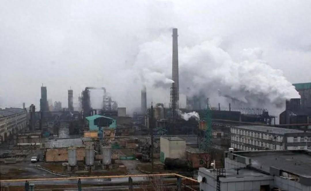 Quân đội Ukraine đã sử dụng các tòa nhà và cơ sở vật chất trong khu công nghiệp để xây dựng hệ thống phòng thủ phức hợp, nhằm ngăn chặn trực tiếp các cuộc tấn công của quân đội Nga từ hướng thành phố Donetsk sang.