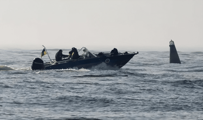 Khi mũi tấn công đầu tiên của lực lượng đặc nhiệm hải quân Ukraine tiếp cận mũi Kinburn, họ đã bị lực lượng phòng thủ bờ biển của quân đội Nga tại đây tấn công dữ dội. 