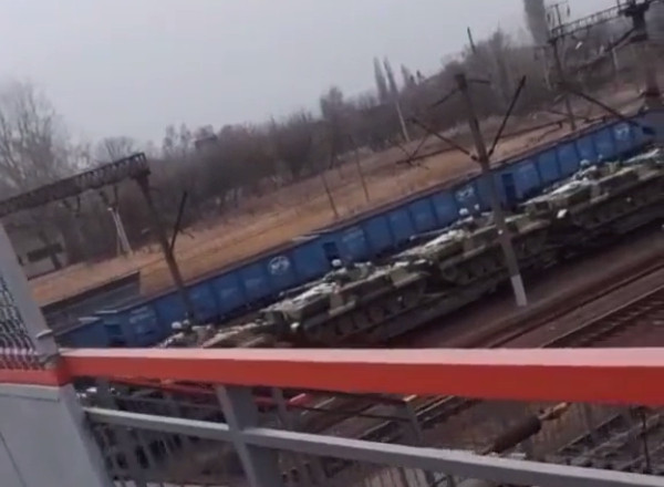 Kênh Telegram đã đưa tin: “Hôm qua, một đoạn video được tìm thấy trên mạng Tik-Tomahawk, được quay tại nhà ga Valuyki ở vùng Belgorod (Valuyki nằm cách biên giới Nga – Ukraine 27 km). Trên các toa tàu, là những chiếc xe chiến đấu bộ binh BMP-3.