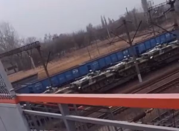 Kênh Telegram đã đưa tin: “Hôm qua, một đoạn video được tìm thấy trên mạng Tik-Tomahawk, được quay tại nhà ga Valuyki ở vùng Belgorod (Valuyki nằm cách biên giới Nga – Ukraine 27 km). Trên các toa tàu, là những chiếc xe chiến đấu bộ binh BMP-3.