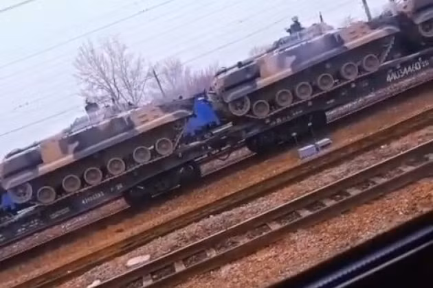 Trong khi đó, một đoàn tàu khổng lồ chở nhiều xe bọc thép của Nga, đã được nhìn thấy tại nhà ga Valuyki, nằm cách biên giới Ukraine chỉ 27 km. Trên thực tế, nhà ga này nằm cách biên giới Ukraine, chưa đầy nửa giờ đồng hồ tàu chạy.