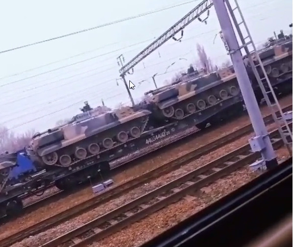 Tìm kiếm số hiệu toa tàu trên trang web của đường sắt Nga, người ta đã có thể xác định được ga đến ở vùng Kostroma. Chúng tôi xác định rằng đây là căn cứ dự trữ xe tăng tập trung số 22, có mã hiệu của Quân đội Nga là 42713. Do đó, xu hướng tập trung vũ khí và thiết bị trong các trại dã chiến của Quân đội Nga gần biên giới Ukraine là rõ ràng”. Hết lời dẫn.