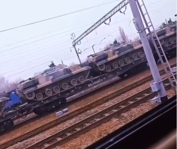 Tìm kiếm số hiệu toa tàu trên trang web của đường sắt Nga, người ta đã có thể xác định được ga đến ở vùng Kostroma. Chúng tôi xác định rằng đây là căn cứ dự trữ xe tăng tập trung số 22, có mã hiệu của Quân đội Nga là 42713. Do đó, xu hướng tập trung vũ khí và thiết bị trong các trại dã chiến của Quân đội Nga gần biên giới Ukraine là rõ ràng”. Hết lời dẫn.