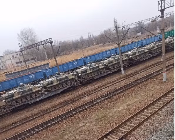 Trên các đoạn video được đưa lên mạng xã hội, người xem có thể thấy sự di chuyển của các đoàn tàu chở các phương tiện bọc thép theo hướng biên giới Ukraine. Trên các toa tàu, chủ yếu là xe chiến đấu bộ binh BMP-3; và số phương tiện này, sẽ được chuyển đến một doanh trại dã chiến.