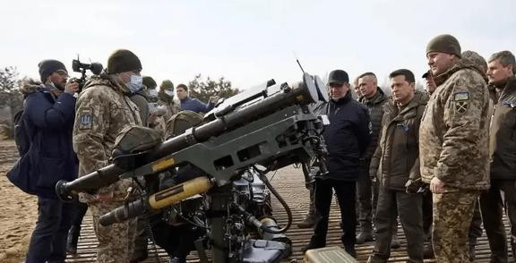 Theo ông Stremousov, có một số lượng lớn lính đánh thuê nước ngoài đang tham gia các trận chiến giành Snigirevka, bao gồm các thành viên công ty quân sự tư nhân (PMC) của Ba Lan và Anh. Không quân, pháo binh và xe tăng của Nga đang tích cực hoạt động trên hướng này.