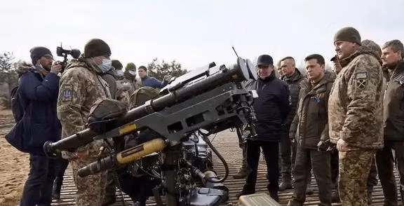 Theo ông Stremousov, có một số lượng lớn lính đánh thuê nước ngoài đang tham gia các trận chiến giành Snigirevka, bao gồm các thành viên công ty quân sự tư nhân (PMC) của Ba Lan và Anh. Không quân, pháo binh và xe tăng của Nga đang tích cực hoạt động trên hướng này.