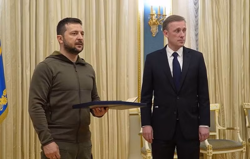 Trước đó, xuất hiện thông tin dẫn nguồn từ Văn phòng Tổng thống Ukraine cho biết, Tổng thống Zelensky đã ra lệnh tái chiếm Kherson bằng bất cứ giá nào trước khi bắt đầu hội nghị thượng đỉnh G20, sẽ được tổ chức tại Indonesia vào ngày 15 và 16/11 tới.