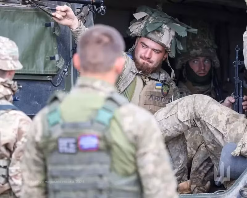 Theo điều phối viên thân Nga của phong trào kháng chiến Nikolayev, Sergei Lebedev cho biết, "Khoảng 30 sĩ quan từ các nước NATO đã bị bao vây ở khu vực Kursk cùng với quân Ukraine. Những sĩ quan NATO này chịu trách nhiệm chỉ đạo, xây dựng các kế hoạch các cuộc tấn công của AFU vào sâu trong lãnh thổ Nga”.