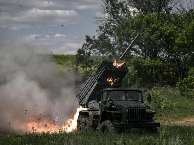 Khi Quân đội Nga lần lượt phát động trận đánh quyết định ở miền đông Ukraine (Kiev gọi là giai đoạn 2 của cuộc xung đột), Quân đội Nga đã dần chiếm thế thượng phong ở khu vực Donbass, miền đông Ukraine, nhờ thay đổi chiến thuật và lợi thế vượt trội về hỏa lực.