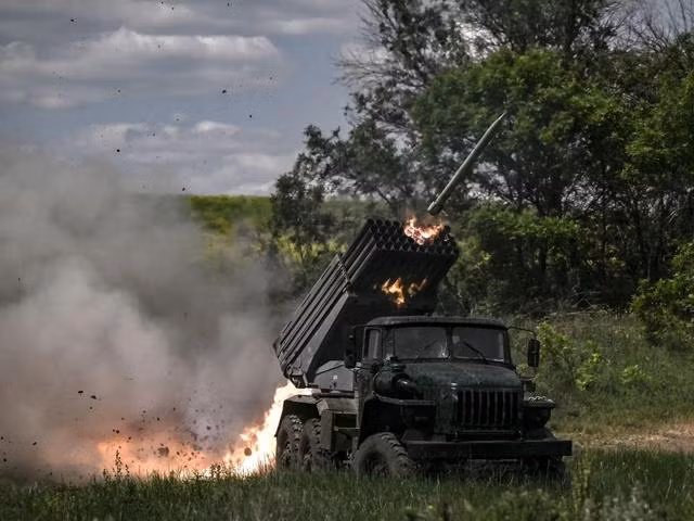 Khi Quân đội Nga lần lượt phát động trận đánh quyết định ở miền đông Ukraine (Kiev gọi là giai đoạn 2 của cuộc xung đột), Quân đội Nga đã dần chiếm thế thượng phong ở khu vực Donbass, miền đông Ukraine, nhờ thay đổi chiến thuật và lợi thế vượt trội về hỏa lực.