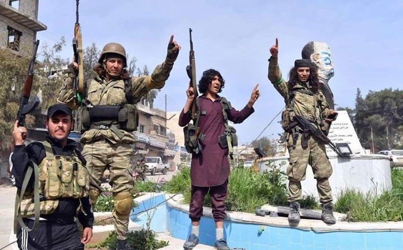 Theo thông tin từ các kênh truyền thông, máy bay chiến đấu của Nga và Syria đã tấn công các vị trí của phiến quân ở các tỉnh Aleppo và Idlib kể từ sáng nay. Và Quân đội chính phủ Syria (SAR) đã ổn định được tình hình ở tỉnh Hama. Các chiến binh, dựa vào hệ thống phòng thủ vững chắc, bắt đầu tiến về phía bờ biển, nơi đặt các căn cứ quan trọng của Nga.