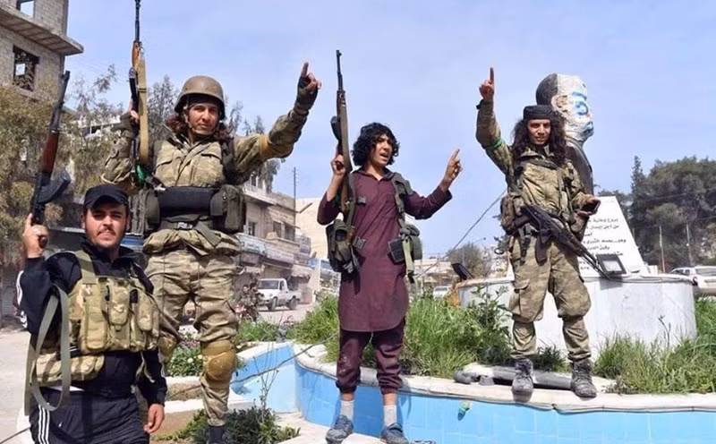 Theo thông tin từ các kênh truyền thông, máy bay chiến đấu của Nga và Syria đã tấn công các vị trí của phiến quân ở các tỉnh Aleppo và Idlib kể từ sáng nay. Và Quân đội chính phủ Syria (SAR) đã ổn định được tình hình ở tỉnh Hama. Các chiến binh, dựa vào hệ thống phòng thủ vững chắc, bắt đầu tiến về phía bờ biển, nơi đặt các căn cứ quan trọng của Nga.