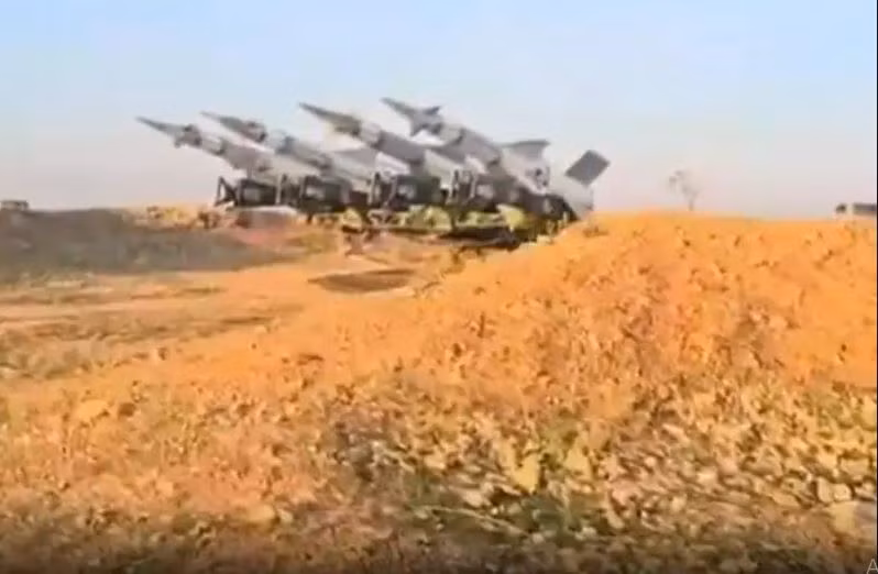 Đồng thời, quân nổi dậy đã đăng lên internet các loại vũ khí thu được của Quân đội chính phủ Syria. Đặc biệt, có thông tin cho rằng lực lượng nổi dậy đã chiếm được hệ thống phòng không Strela-10, cũng như hệ thống phòng không S-125 Pechora, của Quân đội Syria tại sân bay Aleppo. 