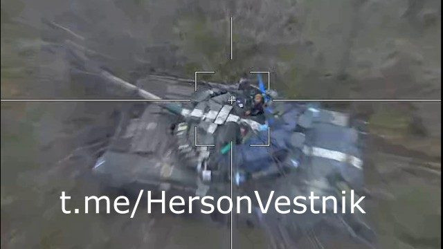 Một video ghi lại cảnh một UAV tự sát của Nga lao vào tấn công một chiếc xe tăng của Quân đội Ukraine vừa được truyền thông Nga đăng tải. Theo đó, một chiếc UAV Lancet, đã lao thẳng xuống mục tiêu. Vào giây phút cuối cùng, một thành viên của tổ lái xe tăng Ukraine đã cố gắng thoát ra qua cửa sập của tháp pháo.