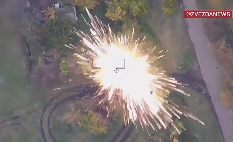 Chiếc UAV tự sát Lancet lao vào chiếc xe tăng Ukraine và phát nổ; ở bên cạnh, một máy bay không người lái do thám khác của Quân đội Nga đã quay được toàn bộ cuộc tấn công. 