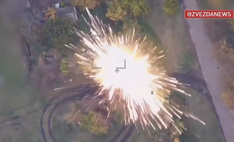 Chiếc UAV tự sát Lancet lao vào chiếc xe tăng Ukraine và phát nổ; ở bên cạnh, một máy bay không người lái do thám khác của Quân đội Nga đã quay được toàn bộ cuộc tấn công. 