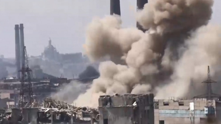 Vào ngày 20/5, trước sức ép bao vây mãnh liệt của Quân đội Nga, Tiểu đoàn Azov trú ẩn trong căn cứ tại Nhà máy thép Azovstal ở Mariupol, đã đầu hàng Quân đội Nga vô điều kiện; nhiều người tin rằng, đây là sự kiện, đánh dấu sự tan rã của Tiểu đoàn Azov.