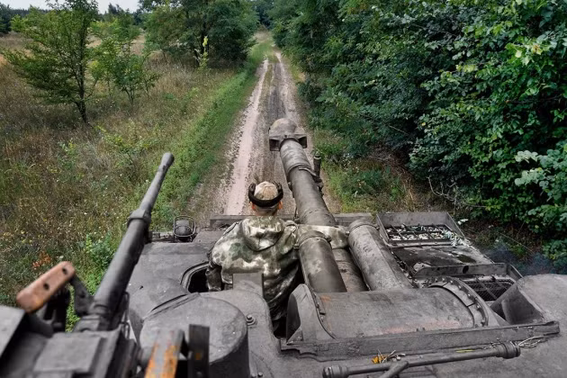 Bộ Quốc phòng Nga tuyên bố, quân Ukraine tiếp viện cho Kharkov lần này sẽ vào khoảng 30.000 quân. Tướng Syrsky, Tổng tư lệnh Quân đội Ukraine yêu cầu đẩy nhanh việc cung cấp vũ khí cho mặt trận Kharkov. Một số lượng lớn xe chiến đấu bộ binh M2 Bradley, CV-90, xe tăng Leopard 2 và xe quân sự Humvee đang được đưa đến Kharkov. 