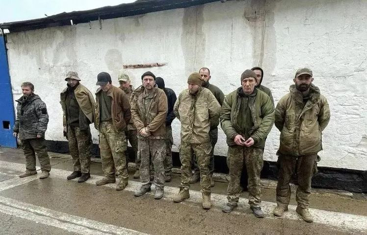 Chỉ huy trung đội Ukraine xin đầu hàng là Trung úy Alexei Tkach, đã liên lạc với chỉ huy đơn vị Nga tại đó, yêu cầu không nổ súng, cũng như không được đưa họ vào danh sách trao đổi tù binh.