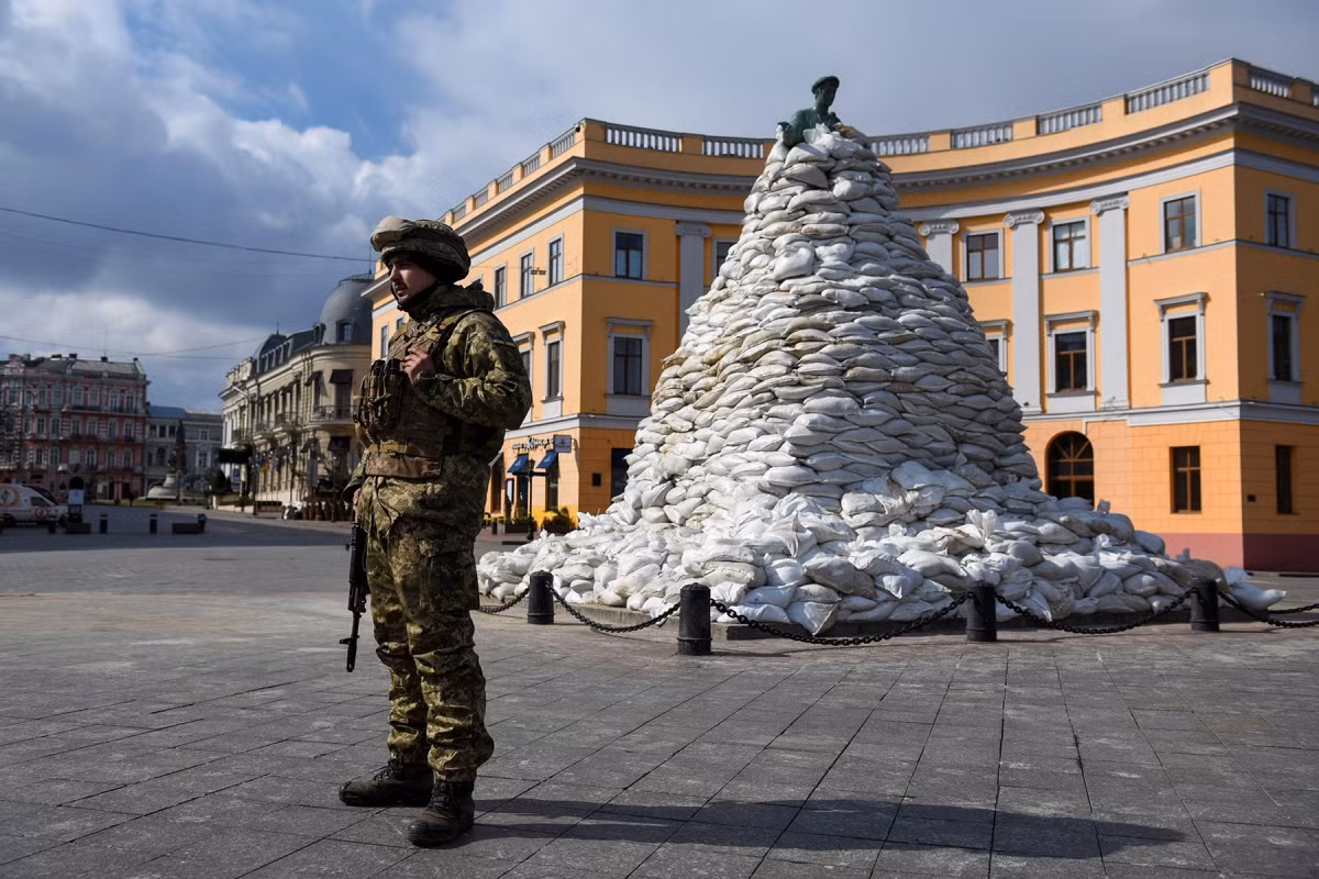 Tuy nhiên trong lúc này, Ukraine có điểm tựa tinh thần, đó là Quân đội Pháp sắp đổ bộ vào thành phố cảng Odessa. Châu Âu đang nỗ lực hết mình để viện trợ cho Ukraine và có tin đồn rằng, Pháp đã gửi lực lượng đầu tiên tới Ukraine, hiện đã trên lãnh thổ Bulgaria.
