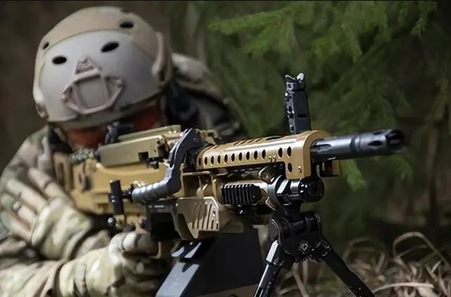 Còn trên thực tế, có rất ít thay đổi về các thiết kế cốt lõi như chế độ tự động của súng và khóa nòng của súng máy dòng MG. Súng máy MG5 (còn được gọi là súng máy H&amp;K 121) là hậu duệ của súng máy MG, đây là loại súng máy đa năng, tiếp đạn bằng dây.