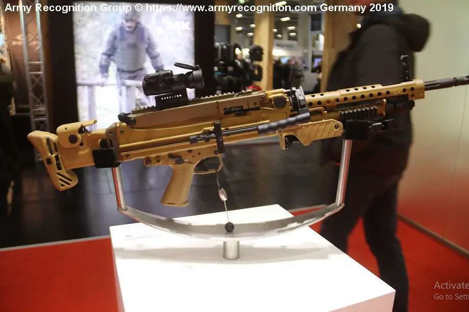 Việc này cũng xác nhận rằng, Chính phủ Đức đã giao 100 khẩu súng MG5 cho lực lượng đặc biệt Ukraine. Súng máy MG5 nổi tiếng khắp thế giới về độ chính xác và tin cậy, những khẩu súng máy tiên tiến này hiện được nhiều lực lượng đặc biệt và quân đội một số quốc gia “nhà giàu” sử dụng.