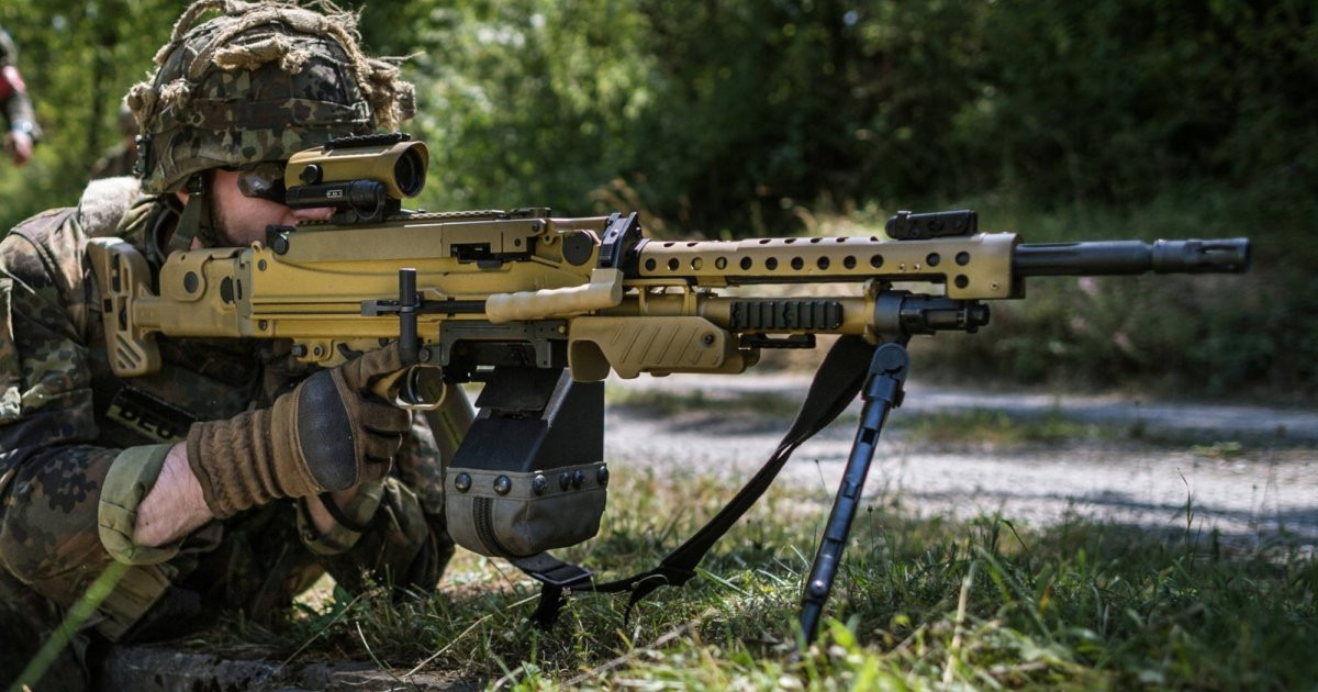 Bắt đầu từ năm 2015, súng máy MG5 thay thế súng máy MG3 do Rheinmetall sản xuất, đang được trang bị trong Quân đội Đức. Ưu điểm của súng máy MG5 là độ chính xác và tầm bắn hiệu quả được cải thiện do tốc độ bắn giảm, việc này cũng giúp tiết kiệm đạn một cách hiệu quả. 