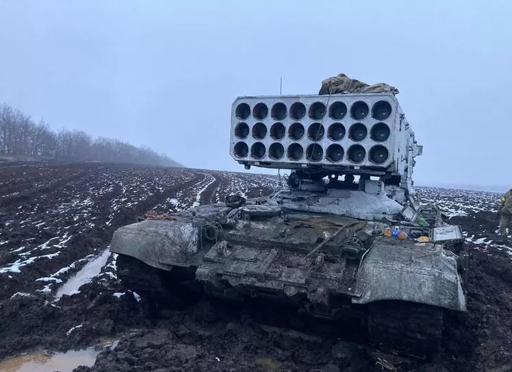 Vào ngày 4/4 vừa qua, truyền thông phương Tây đồng loạt đăng tin, phiên bản nâng cấp của pháo nhiệt áp TOS-1 đã được đưa đến chiến trường Ukraine. Tuy nhiên, có một số thông tin cho rằng, phiên bản nâng cấp TOS-1A đã được sử dụng ở chiến trường Ukraine; nhưng lần này là việc đưa một số lượng lớn, chứ không phải đơn lẻ. 