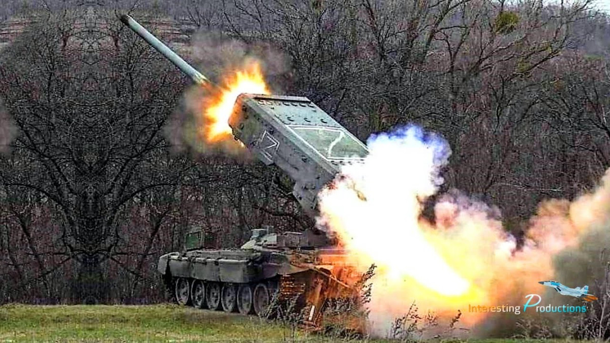“ Pháo nhiệt áp hạng nặng TOS-1 Soltsenpek của Nga phải được định vị và vô hiệu hóa, trước khi chúng đến vùng chiến sự Ukraine”. Đây là ý kiến của chuyên gia quân sự Mỹ, ông David Hambling, được tờ Newsweek của Mỹ và EurAsian Times của Ấn Độ dẫn lại.