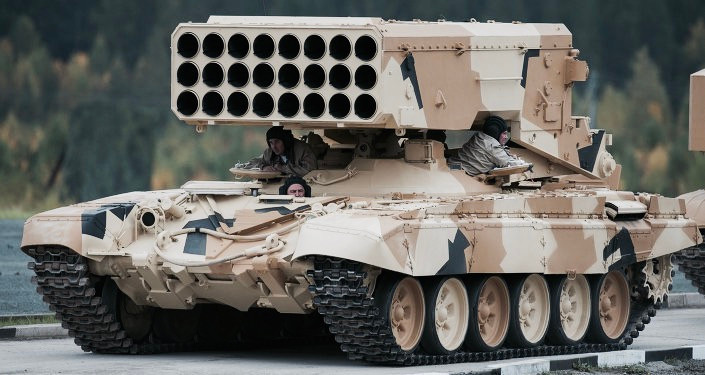 TOS-1A có biên chế kíp chiến đấu ba người (trưởng xe, lái xe và pháo thủ); xe sử dụng khung gầm xe tăng T-72. Khối ống phóng của TOS-1A bao gồm 24 ống và có thể nạp tối đa 24 viên đạn nhiệt áp cỡ 220 mm; cơ số đạn chiến đấu của 1 xe TOS-1A là 48 viên (24 viên nạp sẵn trong xe và 24 viên theo xe tiếp đạn). 