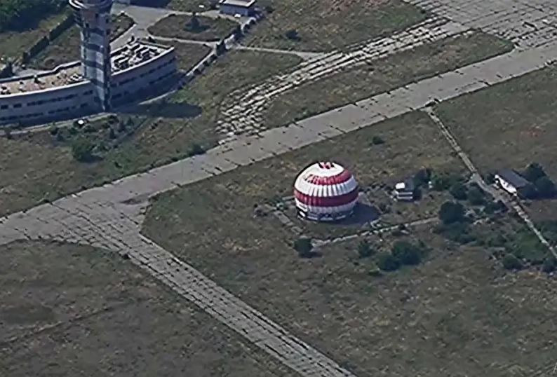 Radar ATCR-33S là radar kiểm soát không lưu (ATC). Ở khu vực Kharkov, nó được sử dụng để kiểm soát không lưu của máy bay chiến đấu, đồng thời chuẩn bị cho máy bay F-16 vào chiến đấu ở khu vực này, điều mà lãnh đạo Ukraine đang rất háo hức chờ đợi. Radar ATCR-33S có thể được trang bị ăng-ten parabol G-33 hoặc ăng-ten mảng pha ALE. Dải tần hoạt động từ 2700 đến 2900 MHz, tần số lặp xung là 800 Hz.