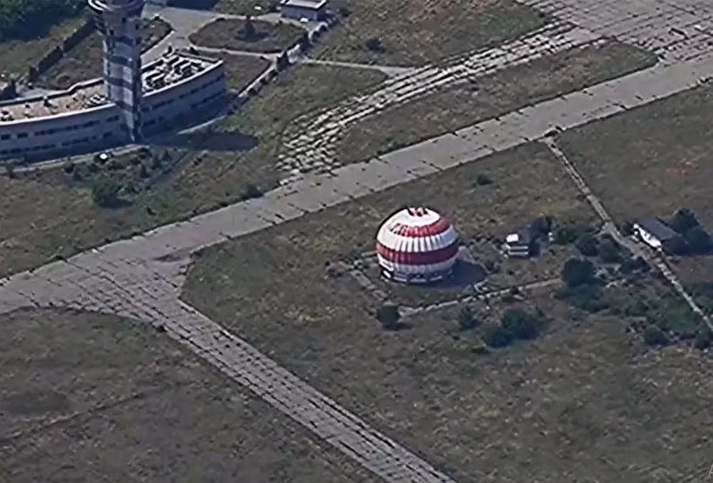 Radar ATCR-33S là radar kiểm soát không lưu (ATC). Ở khu vực Kharkov, nó được sử dụng để kiểm soát không lưu của máy bay chiến đấu, đồng thời chuẩn bị cho máy bay F-16 vào chiến đấu ở khu vực này, điều mà lãnh đạo Ukraine đang rất háo hức chờ đợi. Radar ATCR-33S có thể được trang bị ăng-ten parabol G-33 hoặc ăng-ten mảng pha ALE. Dải tần hoạt động từ 2700 đến 2900 MHz, tần số lặp xung là 800 Hz.