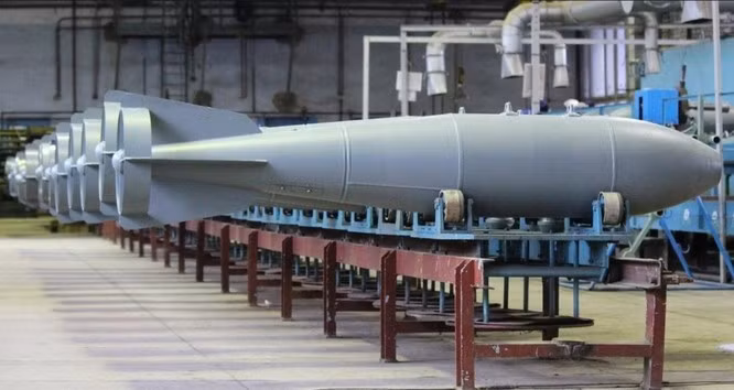 Ngoài ra, để đối phó với quân Ukraine và lính đánh thuê nước ngoài đang ẩn náu trong các tòa nhà kiên cố, Không quân Nga đang tích cực sử dụng loại "bom chân không" 1.500 kg và bom xuyên hạng nặng để tấn công; điều này được cả Nga và Ukraine công nhận.