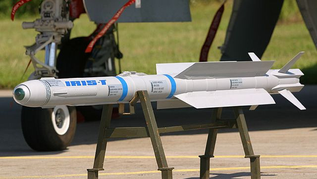 Thứ hai, lực lượng phòng không Ukraine đã bắn gần 120 triệu USD trong vòng một phút rưỡi. Giả sử có 30 quả tên lửa được bắn, mỗi quả có giá trung bình 4 triệu USD; nhưng cũng chưa biết có bao nhiêu tên lửa của Nga, mà hệ thống Patriot đã bắn hạ được trong cuộc tấn công vừa qua. Ảnh: Weapons.