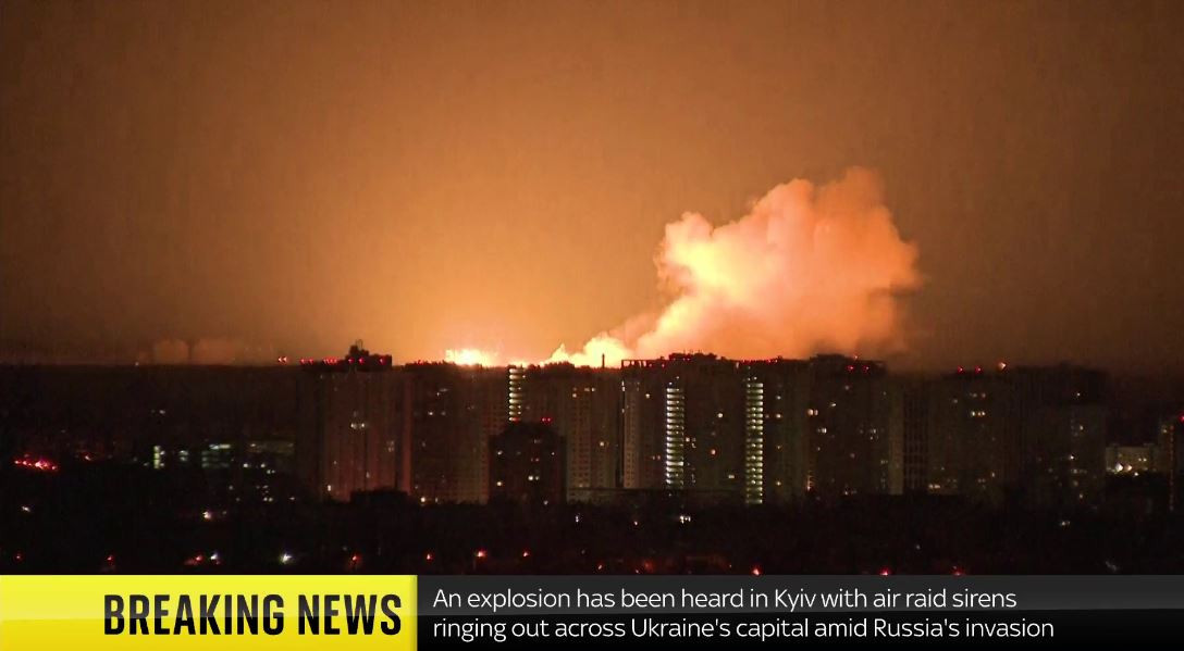 Và khi một người nghĩ rằng mọi thứ đã kết thúc, một vụ nổ lớn đã xảy ra. Vài giây sau, khói bắt đầu bốc lên từ hiện trường vụ nổ. Ảnh cắt từ clip/nguồn BM.