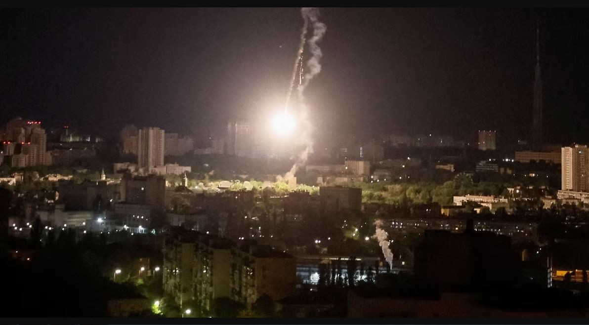 Trái ngược lại với tuyên bố của phía Mỹ, Bộ Quốc phòng Nga tuyên bố rằng toàn bộ hệ thống radar của tổ hợp Patriot đã bị tên lửa Kinzhal phá hủy hoàn toàn. Ảnh cắt từ clip/nguồn BM.