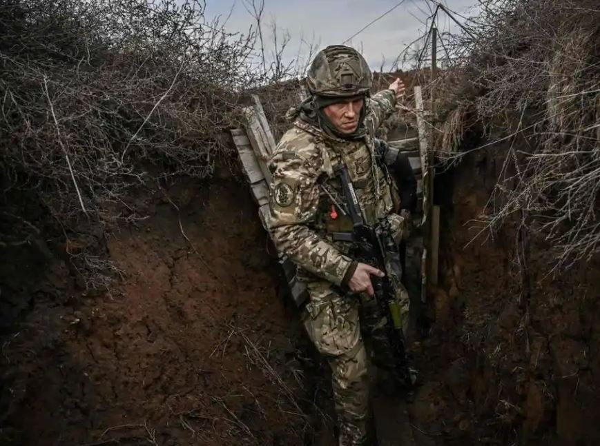 Đồng thời, Quân đội Nga mở rộng vùng kiểm soát tại khu vực Pervomais'ke và Vodyane ở sườn phía nam. Tại khu vực Nhà máy luyện cốc ở sườn bắc, Quân đội Ukraine mặc dù chỉ có Lữ đoàn bộ binh cơ giới 53 và 110 và cũng không có quân tiếp viện bổ sung, nhưng các lữ đoàn này vẫn đầy đủ biên chế, có một lượng lớn vũ khí chống thiết giáp và đã đặt các bãi mìn.