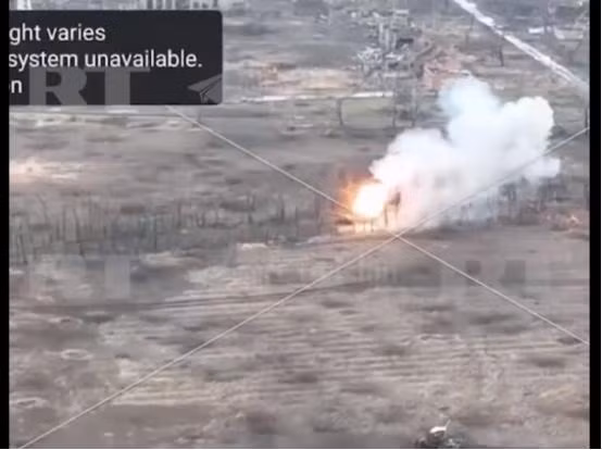 Ngoài ra, Lữ đoàn bộ binh của Tập đoàn quân 2 và Lữ đoàn bộ binh cơ giới 72 của Tập đoàn quân 3 bắt đầu phản công theo hướng sườn nam Bakhmut ở làng Klishchiivka. Sư đoàn bộ binh cơ giới số 6 của Tập đoàn quân 3, Trung đoàn bộ binh cơ giới 1307 của dân quân Donetsk và một trung đoàn của Sư đoàn 98 bắt đầu tấn công Ivanivske.