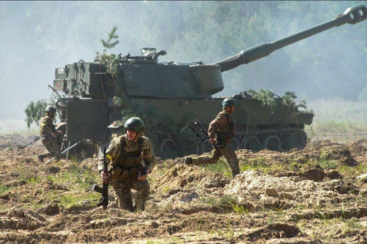 Theo hãng tin Anh Reuters, dẫn nguồn từ các quan chức Lầu Năm góc cho biết, Mỹ không còn có thể cung cấp một số loại đạn nhất định cho quân đội Ukraine trong tương lai, vì tốc độ tiêu thụ của chiến trường Ukraine đang ở mức “đáng báo động”, và lượng vũ khí tồn kho của quân đội Mỹ đã "chạm đáy".