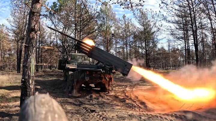 Quan trọng hơn, Quân đội Nga có quyền chủ động trong cuộc chiến, họ có thể bình tĩnh lựa chọn mặt trận nào để chiến đấu và thời điểm phát động tấn công. Ngược lại, Quân đội Ukraine chỉ có thể phòng thủ một cách bị động, điều này chắc chắn sẽ làm tăng thêm độ khó cho trận chiến của họ. 