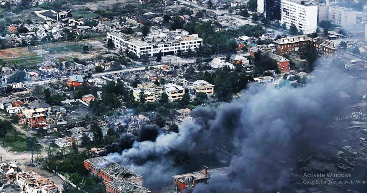 Trên mặt trận Kharkov hiện nay, Quân đội Nga chỉ đưa một phần quân của “Cụm quân phía Bắc”, nhưng đã cầm chân thành công 100.000 quân Ukraine. Hầu hết lực lượng Ukraine này được rút ra từ các mặt trận khác, điều này chắc chắn sẽ làm suy yếu khả năng phòng thủ của các mặt trận khác ở Ukraine. 