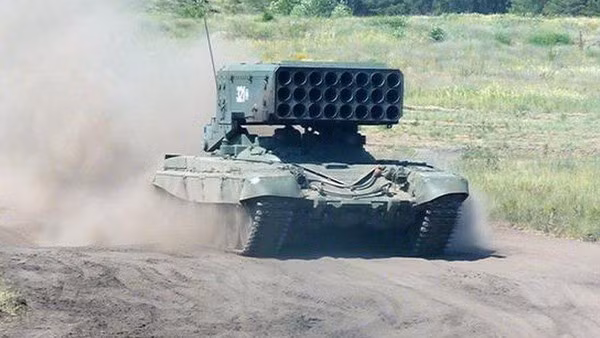 Pháo nhiệt áp TOS-1A được thiết kế để bắn ngắm trực tiếp vào mục tiêu trong tầm nhìn của kính quang học trên xe, thay vì bắn cầu vồng như các loại pháo khác. Toàn bộ 24 quả đạn có thể được phóng ra trong 6-12 giây, tùy thuộc chế độ bắn.