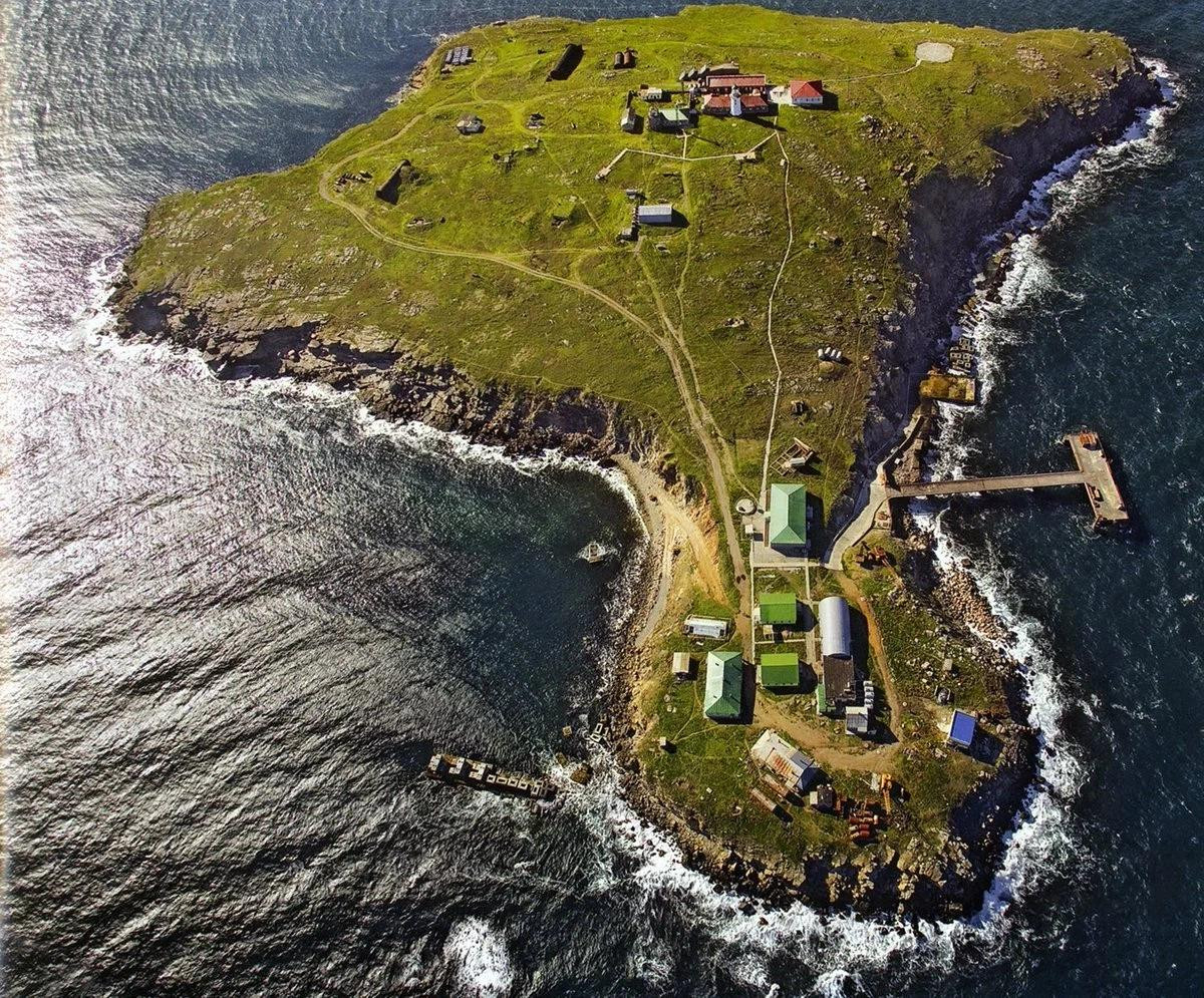 Kể từ ngày 10/5, Quân đội Nga tuyên bố đã bắn rơi 4 máy bay cánh cố định, 4 máy bay trực thăng và 3 máy bay không người lái TB2 của Ukraine ở khu vực Đảo Rắn và 1 tàu đổ bộ tấn công của Ukraine đã bị đánh chìm.