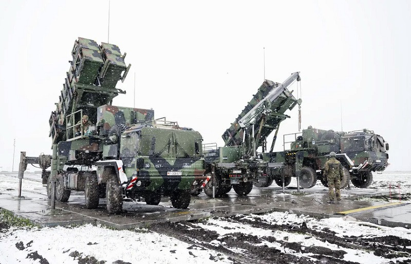 Một câu hỏi đặt ra đó là liệu Quân đội Ukraine có dám đưa hệ thống phòng không Patriot đến gần khu vực mặt trận như vậy không? Câu trả lời là có. Giả thuyết này phù hợp với thông tin cập nhật của Ukraine cho biết, Nga đã mất nhiều máy bay Su-34 và Su-35 trong những ngày qua.