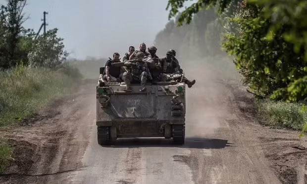 Tại tỉnh Sumy của Ukraine, giáp với tỉnh Kursk của Nga, tình báo trinh sát quân sự Nga cho thấy, Bộ Quốc phòng Ukraine đang tiếp tục tăng quân đến khu vực biên giới Sumy và lực lượng Không quân Nga tiếp tục tấn công các điểm tập kết quân sự của Ukraine ở Sumy bằng bom lượn.