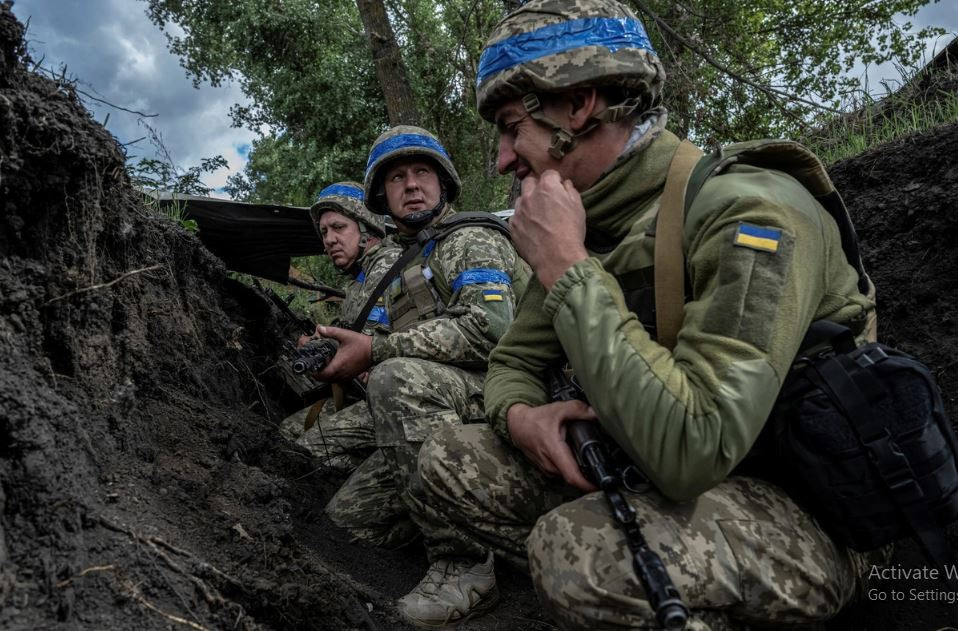 Hiện tại, chỉ có một nhóm nhỏ quân Ukraine đang kháng cự ở phía bắc Krisivka, dựa vào lợi thế về địa hình, dự kiến Quân đội Nga sẽ san bằng mặt trận theo hướng này trong vòng 48 giờ và hai bên sẽ lấy kênh đào Severski Donets - Donbass làm chiến tuyến giữa hai bên.