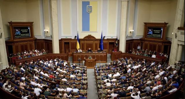 Trên chiến trường, quân Ukraine đang gặp khó khăn, thì trên chính trường Ukraine đang hứng chịu một trận “động đất” chưa từng có. Trong 48 giờ qua, Bộ trưởng Ngoại giao Ukraine Kuleba, Bộ trưởng Bộ Công nghiệp Chiến lược Kamyshhin, Bộ trưởng Bộ Tư pháp Maliuska, Bộ trưởng Bộ Sinh thái Strelica, Người đứng đầu Quỹ Tài sản Nhà nước Ukraine Koval, Phó Thủ tướng Veleshuk, Phó Thủ tướng kiêm Người đứng đầu Cơ quan Châu Âu và hội nhập châu Âu Stefanishna đã nộp đơn từ chức hoặc đã từ chức.