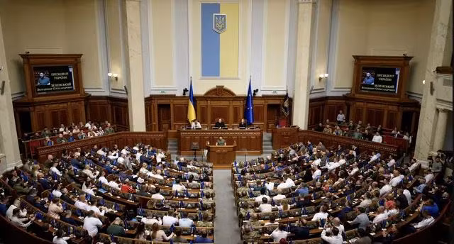 Trên chiến trường, quân Ukraine đang gặp khó khăn, thì trên chính trường Ukraine đang hứng chịu một trận “động đất” chưa từng có. Trong 48 giờ qua, Bộ trưởng Ngoại giao Ukraine Kuleba, Bộ trưởng Bộ Công nghiệp Chiến lược Kamyshhin, Bộ trưởng Bộ Tư pháp Maliuska, Bộ trưởng Bộ Sinh thái Strelica, Người đứng đầu Quỹ Tài sản Nhà nước Ukraine Koval, Phó Thủ tướng Veleshuk, Phó Thủ tướng kiêm Người đứng đầu Cơ quan Châu Âu và hội nhập châu Âu Stefanishna đã nộp đơn từ chức hoặc đã từ chức.