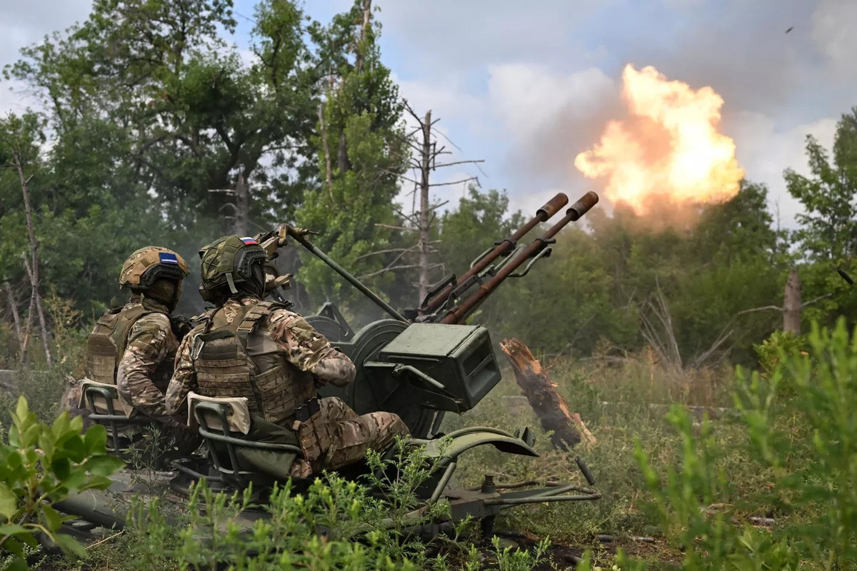 Nhìn chung, các mũi tiến công của quân Nga hiện đã vượt sâu qua tuyến phòng thủ ở miền đông Ukraine, được xây dựng từ năm 2014. Có thể nhận thấy quân Nga hiện đang nỗ lực đột phá sâu vào phía tây Ukraine, sau thành phố Pokrovsk, nhằm áp sát đồng bằng Dnipropetrovsk.